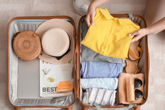 Una influencer propone un método eficaz para viajar con solo una valija de mano.