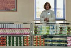 Los guías locales tienen que seguir un estricto programa aprobado previamente, que en este tour incluyó una visita a una nueva farmacia completamente abastecida. Foto: Joe Smith