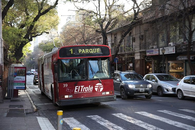 El característico trole de Mendoza, conectado al tendido eléctrico Foto: Archivo