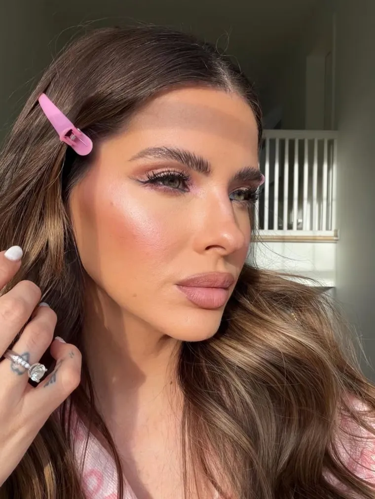 La China Suárez apostó por un look de entrecasa en tonos rosas. La China Suárez apostó por un look de entrecasa en tonos rosas.