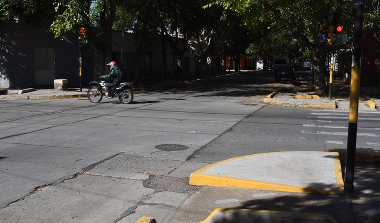 El problema se ubica en una derivación del sistema cloacal que colapsó y mezcla efluentes con acequias, sin respuestas concretas hasta hoy. El problema se ubica en una derivación del sistema cloacal que colapsó y mezcla efluentes con acequias, sin respuestas concretas hasta hoy.