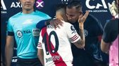 Sebastián Villa y Juanfer Quintero se saludaron afectuosamente en el River-Independiente Rivadavia de semifinales de la Copa Argentina que ganó la Lepra. Foto: captura de TV. Sebastián Villa y Juanfer Quintero se saludaron afectuosamente en el River-Independiente Rivadavia de semifinales de la Copa Argentina que ganó la Lepra. Foto: captura de TV.