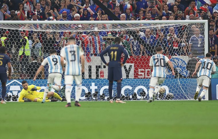 Messi ya pateó y abre la cuenta. Foto: EFE