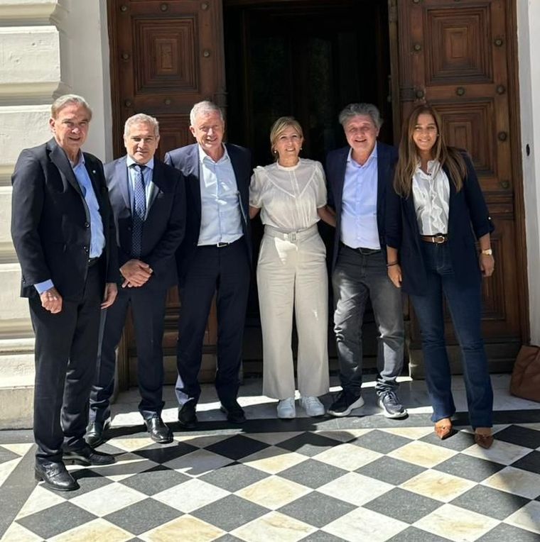 Monzó, Pichetto y Kikuchi, con sus legisladores, en la puerta de la legislatura bonaerense.&nbsp;