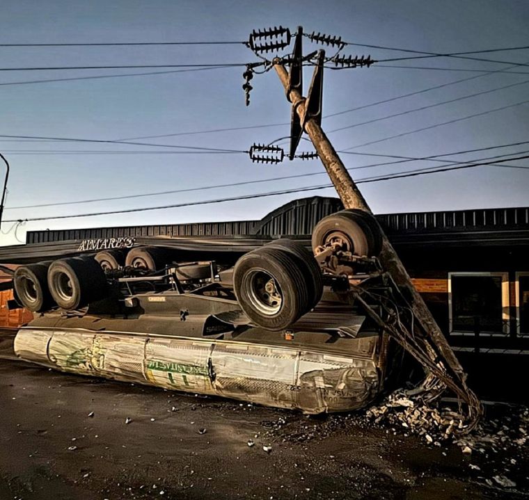 El hombre falleció en el acto y sus familiares resultaron heridos. Foto: X @leoguevara80