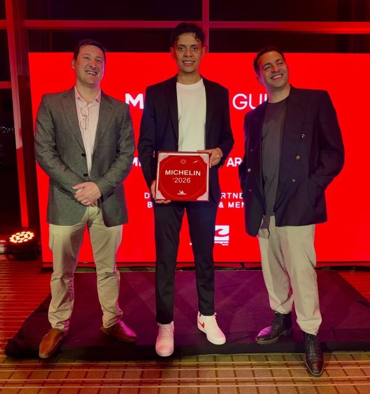 El momento en el que Matías Bismach, Aris Pabón y Emanuel Facello reciben la placa con la estrella Michelin. El momento en el que Matías Bismach, Aris Pabón y Emanuel Facello reciben la placa con la estrella Michelin.