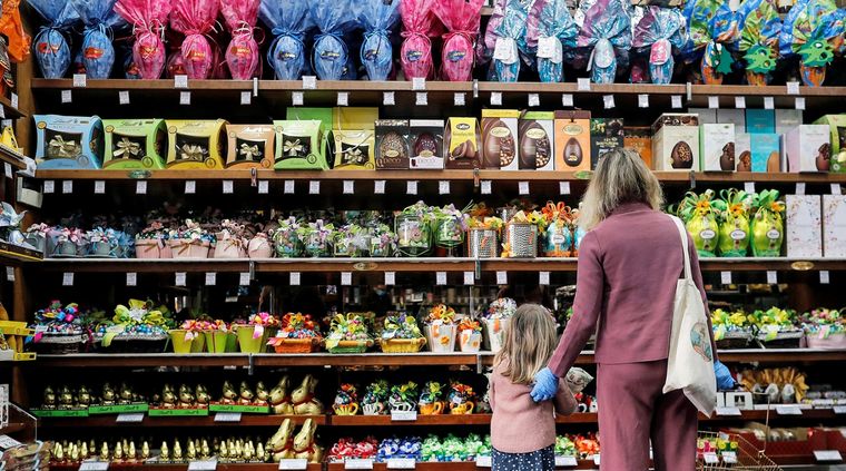 La gente sale a comprar huevos de chocolate... ¿caros o baratos? Foto: EFE
