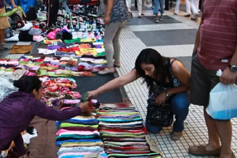 La importación de ropa usada se transformó en una tendencia creciente en el país y amenaza a la industria local, que debe competir contra precios irrisorios. La importación de ropa usada se transformó en una tendencia creciente en el país y amenaza a la industria local, que debe competir contra precios irrisorios.
