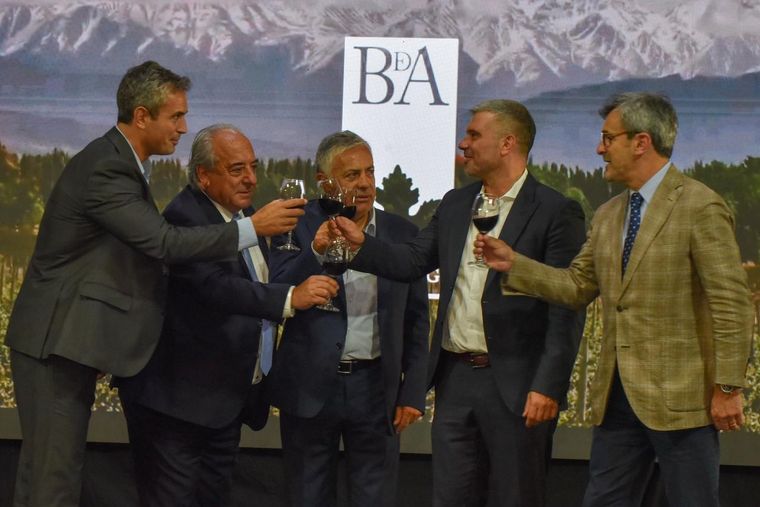 La foto institución de Bodegas de Argentina, sin Villarruel.