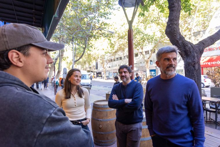 El intendente de la Ciudad de Mendoza, Ulpiano Suarez, recorrió los comercios de la zona. El intendente de la Ciudad de Mendoza, Ulpiano Suarez, recorrió los comercios de la zona.