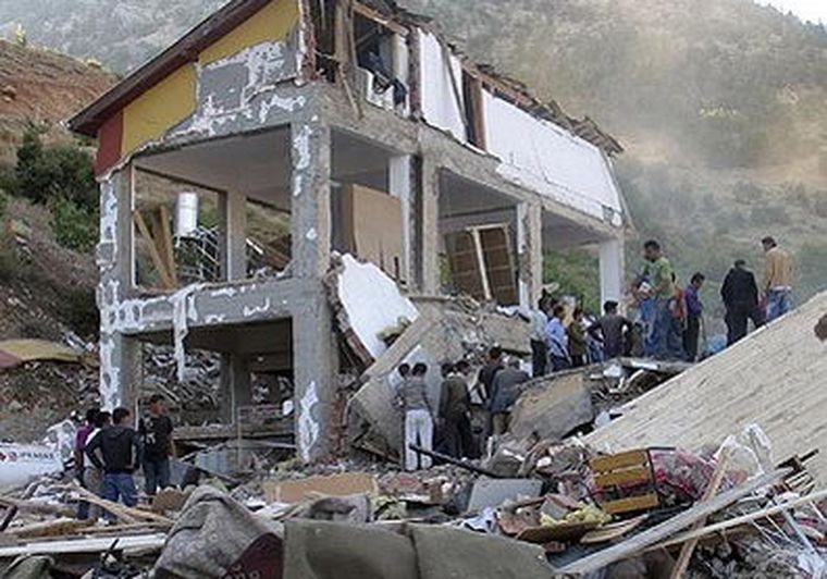 Al menos 27 alumnas fueron rescatadas heridas de los escombros. Foto: AP