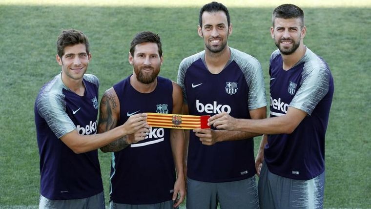 Los capitanes del Barcelona. Sergi Roberto, Messi, Busquets y Piqué.