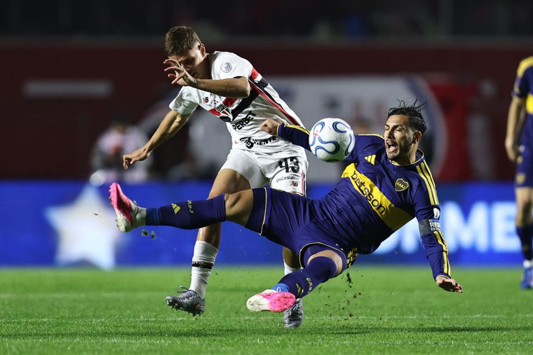 El capitán de Boca Leandro Paredes disputa el balón con Gustavo Santana, mediocampista de San Pablo. El capitán de Boca Leandro Paredes disputa el balón con Gustavo Santana, mediocampista de San Pablo.