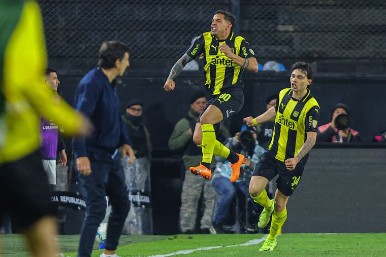 Peñarol venció 1-0 a Racing en Montevideo.