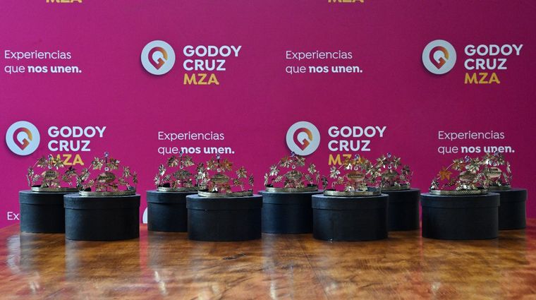 Las reinas distritales de Godoy Cruz estrenarán coronas renovadas, creadas por el artesano mendocino Nicolás Ortega Lara. Las reinas distritales de Godoy Cruz estrenarán coronas renovadas, creadas por el artesano mendocino Nicolás Ortega Lara.