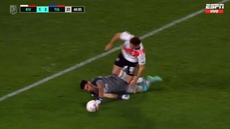 La jugada que pidió todo River sobre el final. Foto: Captura