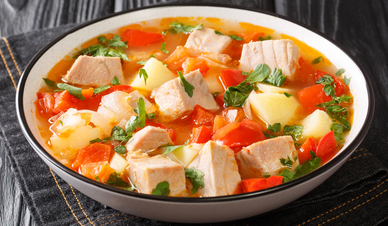 Aunque hoy se prepara en muchos hogares, esta receta mantiene su esencia marinera y sigue consider&aacute;ndose una de las recetas m&aacute;s representativas de la gastronom&iacute;a del norte de Espa&ntilde;a.