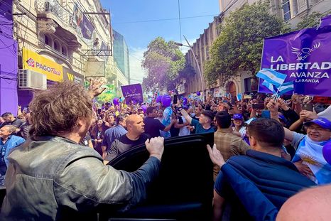 Javier Milei llegó este sábado a Santiago del Estero en el marco de la campaña electoral. Javier Milei llegó este sábado a Santiago del Estero en el marco de la campaña electoral.