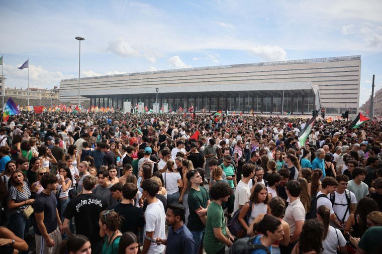 Los manifestantes bloquearon la estación de tren Termini durante una huelga nacional llamada &quot;Bloqueemos todo&quot;, en Roma, Italia.