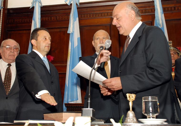 Jaque dirige su primer discurso mientras Racconto y Tanús lo escuchan. Foto: Nacho Gaffuri / MDZ