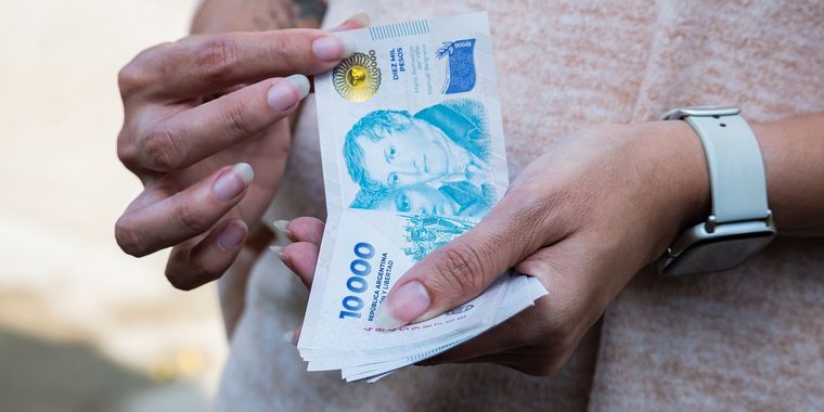 Según las estadísticas los salarios le vienen ganando a la inflación en los últimos meses, pero gran parte de la población no siente que eso sea así. Foto: Shutterstock