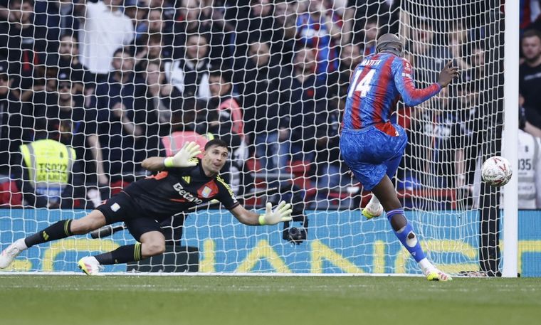 El Aston Villa de Dibu Martínez cayó ante Crystal Palace en semifinales de la FA Cup. Foto: EFE