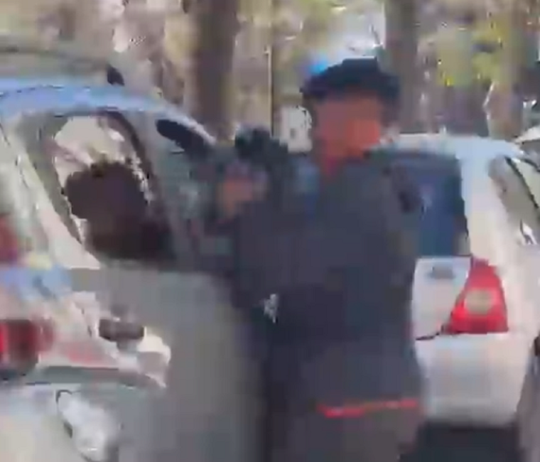 El momento en el que el delincuente se lleva la mochila Foto: Captura de pantalla