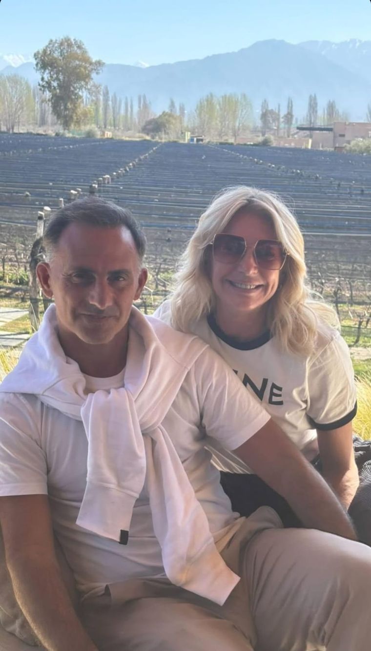 Yanina, Diego y su grupo de amigos pasearon por bodegas mendocinas, disfrutaron del sol y del buen vino. Yanina, Diego y su grupo de amigos pasearon por bodegas mendocinas, disfrutaron del sol y del buen vino.