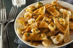 ¡Crujiente, fundente, iresistible! Receta de poutine canadiense para todos Foto: Shutterstock