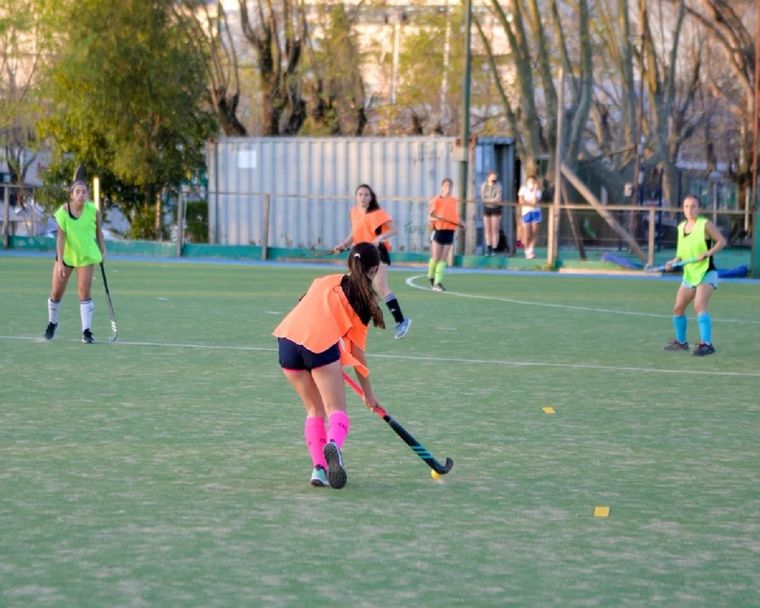 Las víctimas de este supuesto depravado juegan al hockey (imagen ilustrativa) Foto: NA