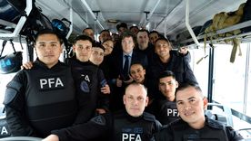 Javier Milei con efectivos de la Policía Federal Javier Milei con efectivos de la Policía Federal