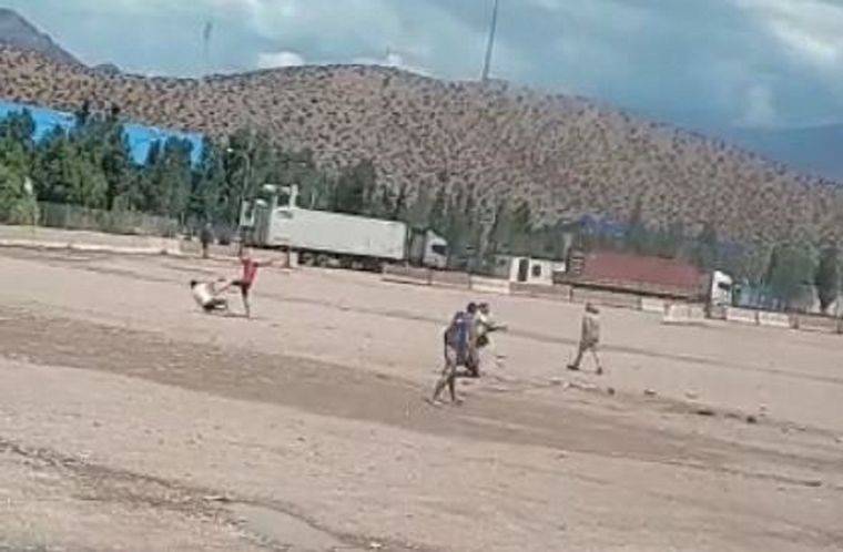 Los enfrentamientos en un descampado. Foto: Captura de video