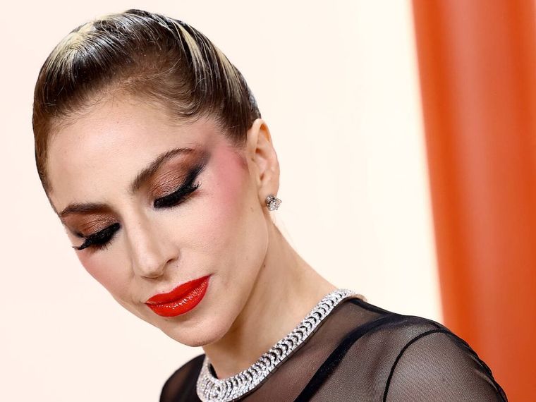 Foto: https://www.vanitatis.elconfidencial.com/estilo/belleza/2023-03-13/premios-oscar-malos-maquillajes-manicuras-bicolor-monos-altos_3591599/