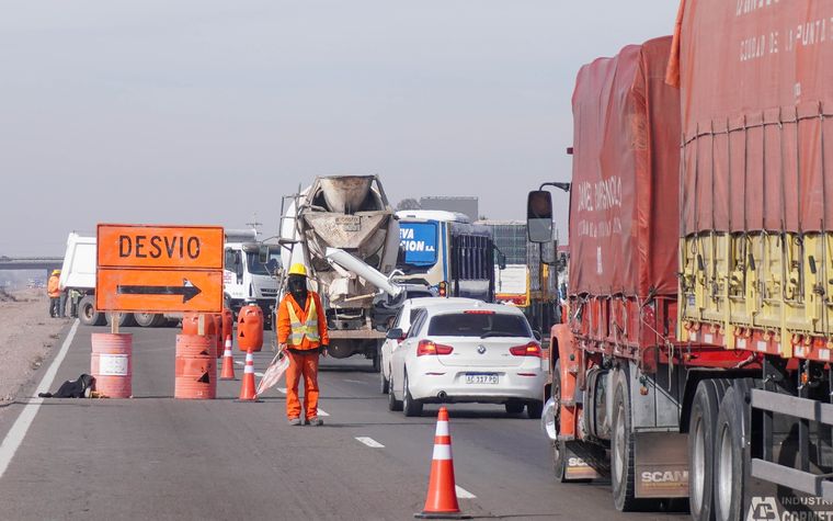 Camiones, colectivos y autos particulares avanzaron a paso de hombre en sectores donde comenzaron los cortes programados por obras en el Acceso Este.