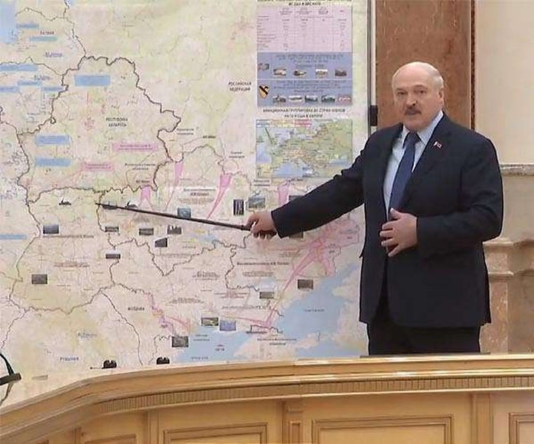 El presidente bielorusso, Aleksander Lukashenko, con el mapa de Ucrania Foto: SW