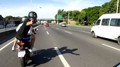 Seis motochorros rodearon a un hombre para robarle la moto en plena autopista. Seis motochorros rodearon a un hombre para robarle la moto en plena autopista.