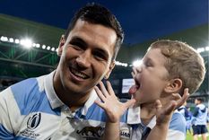 Moroni celebró la victoria con su pequeño hijo. Foto: @lospumasuar Moroni celebró la victoria con su pequeño hijo. Foto: @lospumasuar