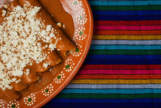 Antiguamente, la receta se preparaba sin pollo ni carne, utilizando solo salsa y tortillas, demostrando que la simplicidad también puede convertir una receta en un plato delicioso.