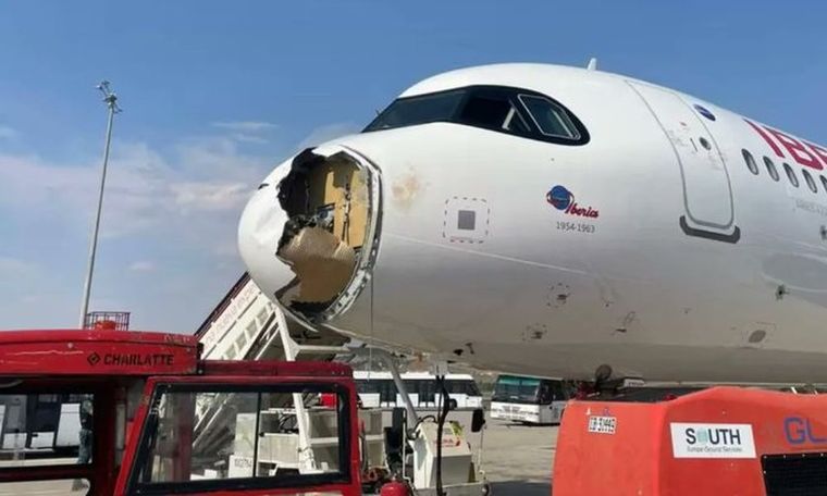 Desde Iberia informaron que no hubo heridos ni víctimas fatales tras los destrozos en el avión, y que todos los pasajeros fueron atendidos y reubicados en otros vuelos.