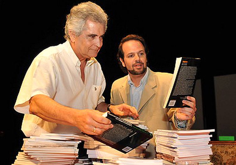 Marchena y Racconto, hacen como que reciben los textos doctrinarios en escena. Foto: Nacho Gaffuri / MDZ