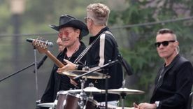 Bono cantando sobre el techo de un micro en plena Ciudad de México para el video de Street of Dreams. / X Bono cantando sobre el techo de un micro en plena Ciudad de México para el video de Street of Dreams. / X
