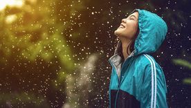 La lluvia puede desencadenar estados de ánimo afines a la relación y la felicidad.