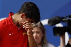 Alcaraz no pudo contener su llanto tras caer ante Djokovic en la final olímpica. Foto: EFE Alcaraz no pudo contener su llanto tras caer ante Djokovic en la final olímpica. Foto: EFE