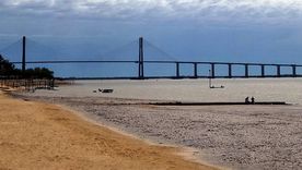 Intensa búsqueda en el río Paraná de un adolescente que se metió a nadar y no salió del agua