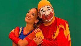 El emotivo abrazo entre el payaso y su hija. / El emotivo abrazo entre el payaso y su hija. /