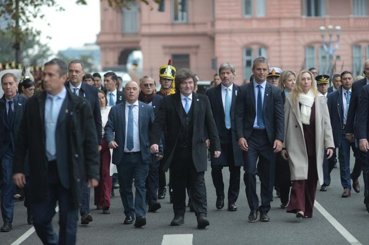Fueron tan minuciosos los análisis de la “red carpet” desde la Casa Rosada hasta la entrada de la Catedral. Fueron tan minuciosos los análisis de la “red carpet” desde la Casa Rosada hasta la entrada de la Catedral.