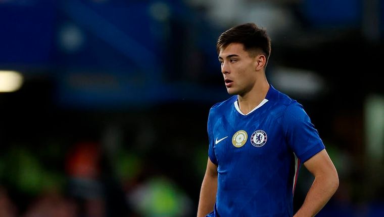 Chelsea sacó a Aaron Anselmino del Dortmund para volver a cederlo.