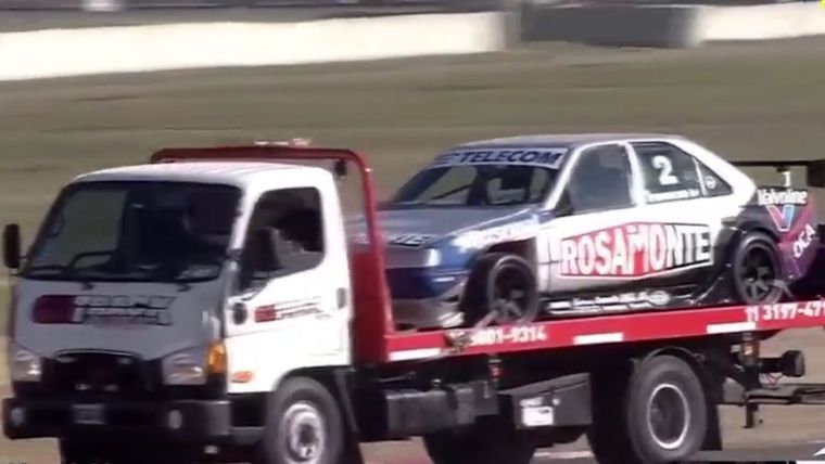 El emblemático Peugeot de Traverso fue paseado en grúa. Foto: Captura Video