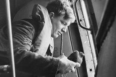 Liberando paloma mensajera desde un avión, 1941. Las palomas mensajeras utilizadas por aviones británicos durante la interrupción de las comunicaciones por radio o durante los períodos silenciosos durante la Segunda Guerra Mundial. Foto: GETTY IMAGES