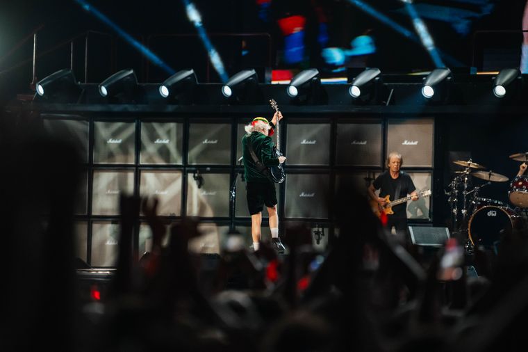 El martes, Angus Young celebró su cumpleaños número 71 arriba del escenario montado en el estadio Más Monumental. El martes, Angus Young celebró su cumpleaños número 71 arriba del escenario montado en el estadio Más Monumental.